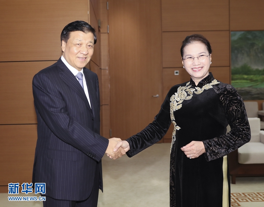 應越南共產(chǎn)黨邀請，中共中央政治局常委、中央書記處書記劉云山9月18日至19日對越南進行正式訪問。這是9月19日，劉云山在河內(nèi)會見越南國會主席阮氏金銀。 新華社記者 丁林 攝