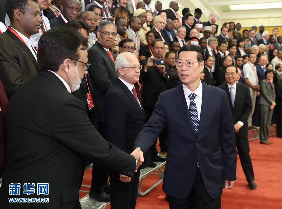 9月21日，中共中央政治局常委、國(guó)務(wù)院副總理張高麗在北京人民大會(huì)堂會(huì)見(jiàn)來(lái)華參加2017“一帶一路”媒體合作論壇的外方代表并回答大家關(guān)心的問(wèn)題。新華社記者王曄攝 