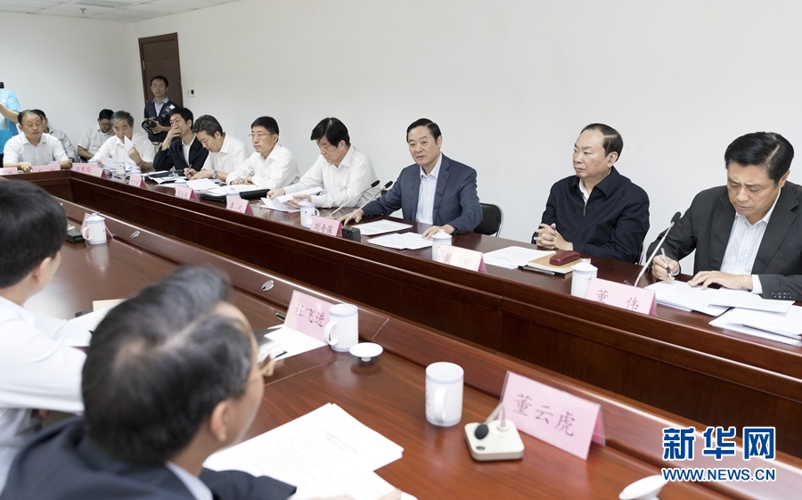9月22日，中共中央政治局委員、中央書記處書記、中宣部部長劉奇葆在北京調(diào)研京劇像音像工程情況。這是劉奇葆與有關(guān)方面負責同志座談交流。新華社記者 丁海濤 攝