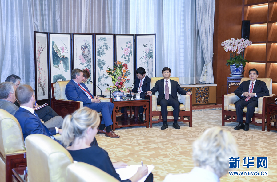 9月26日，中共中央政治局委員、中央政法委書記孟建柱在北京會見來華出席國際刑警組織第86屆全體大會的比利時副首相兼內(nèi)政大臣讓邦。國務(wù)委員、公安部部長郭聲琨參加有關(guān)會見。新華社記者 張領(lǐng) 攝