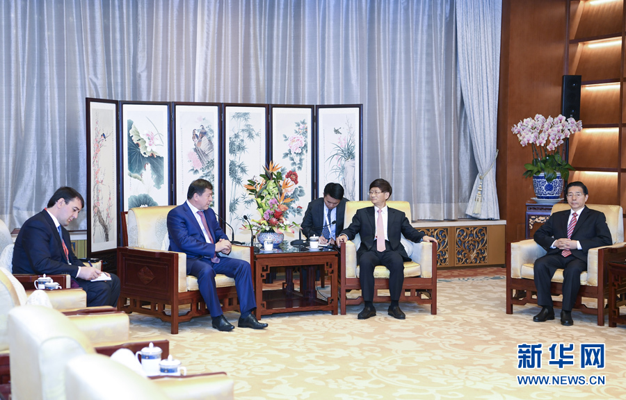 9月26日，中共中央政治局委員、中央政法委書記孟建柱在北京會見來華出席國際刑警組織第86屆全體大會的塔吉克斯坦內(nèi)務(wù)部長拉希姆佐達(dá)。國務(wù)委員、公安部部長郭聲琨參加有關(guān)會見。新華社記者 張領(lǐng) 攝