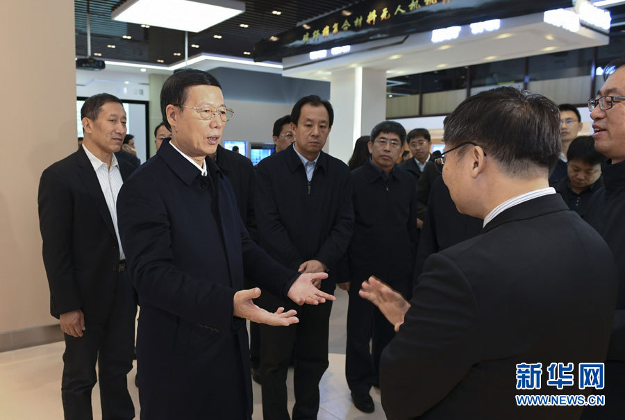 11月14日至15日，國務(wù)院副總理張高麗在黑龍江調(diào)研。這是11月14日，張高麗到黑龍江工業(yè)技術(shù)研究院成果展示中心，了解產(chǎn)學(xué)研結(jié)合推動創(chuàng)新發(fā)展情況。 新華社記者 高潔 攝