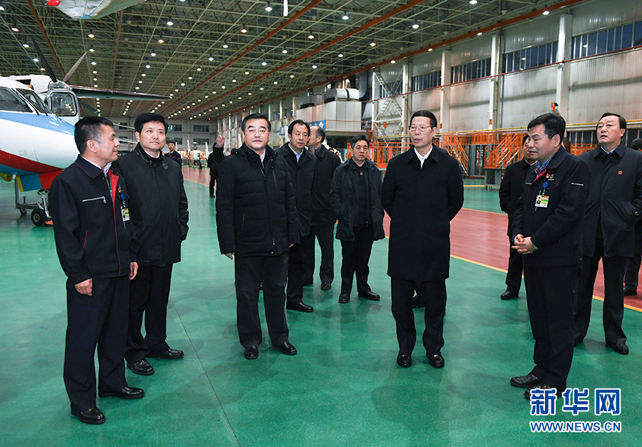11月14日至15日，國務(wù)院副總理張高麗在黑龍江調(diào)研。這是11月14日，張高麗到哈爾濱飛機(jī)工業(yè)集團(tuán)有限責(zé)任公司了解國有老企業(yè)轉(zhuǎn)型升級情況。 新華社記者 高潔 攝
