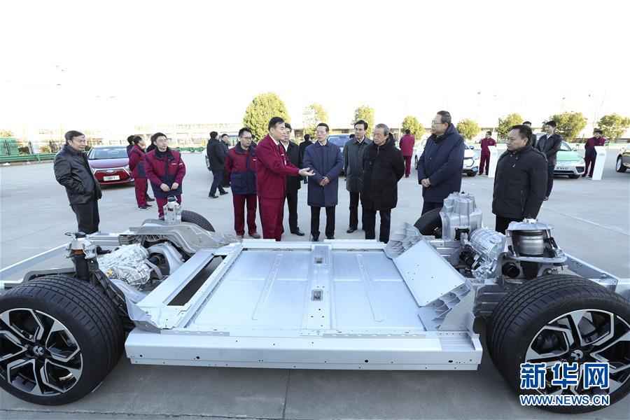 1月9日至10日，國務(wù)院副總理張高麗在安徽調(diào)研推動長江經(jīng)濟(jì)帶發(fā)展工作。這是1月9日，張高麗在江淮汽車股份有限公司了解企業(yè)生產(chǎn)經(jīng)營和參與國際產(chǎn)能合作情況。新華社記者 龐興雷 攝
