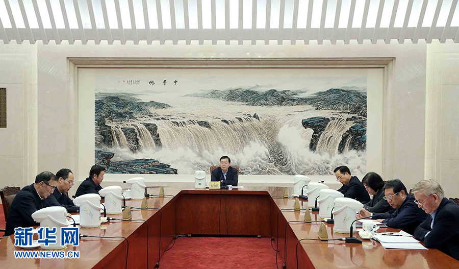1月16日，中共十二屆全國人大常委會黨組在北京召開會議，認真學習領(lǐng)會習近平總書記在十九屆中央紀委二次全會上的重要講話和全會精神，研究部署貫徹落實工作。全國人大常委會委員長、常委會黨組書記張德江主持會議并講話。新華社記者 劉衛(wèi)兵 攝