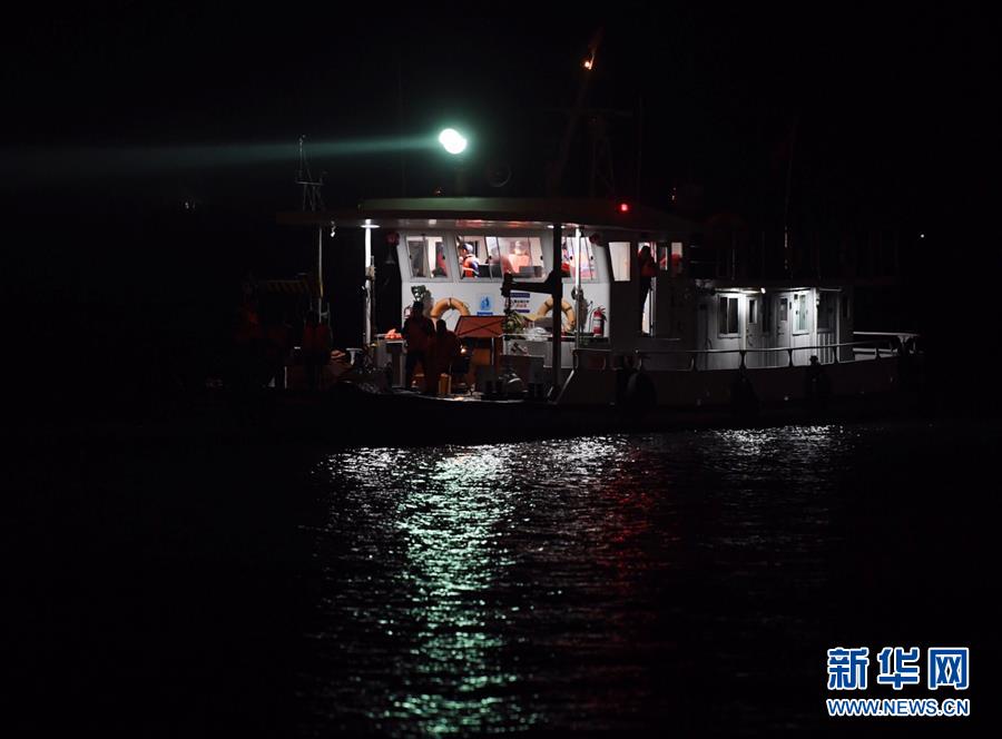 （重慶公交車(chē)墜江事故·圖文互動(dòng)）（2）夜幕降臨，重慶萬(wàn)州公交客車(chē)墜江事故救援工作仍在進(jìn)行中