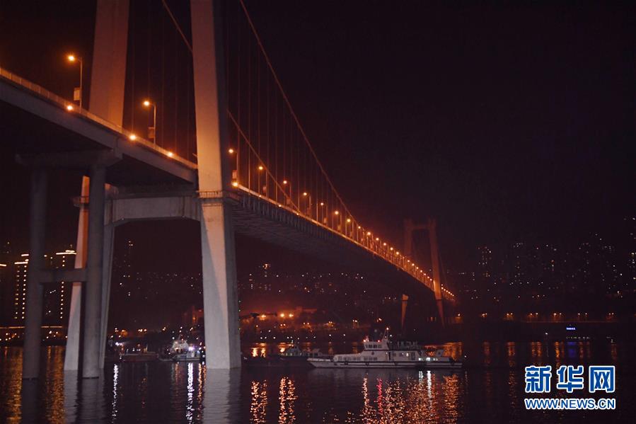 （重慶公交車(chē)墜江事故·圖文互動(dòng)）（4）夜幕降臨，重慶萬(wàn)州公交客車(chē)墜江事故救援工作仍在進(jìn)行中