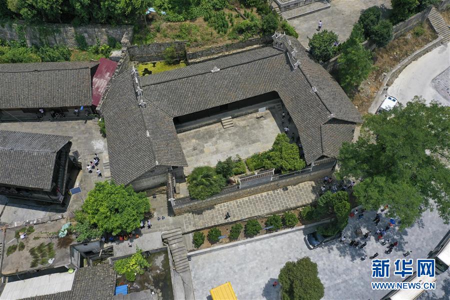 （壯麗70年·奮斗新時代——記者再走長征路·圖文互動）（2）手捧棉被憶紅軍：走了那么多年，我們都念他們的好