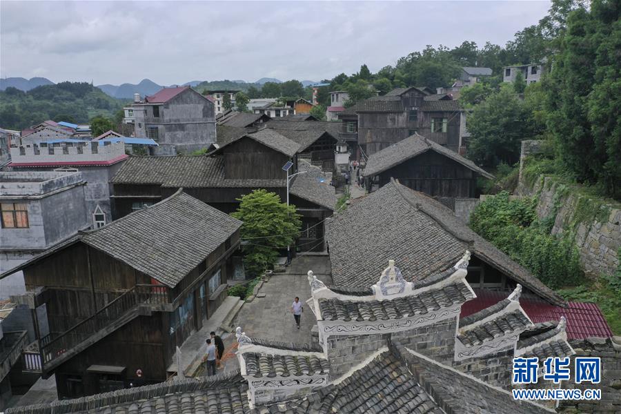 （壯麗70年·奮斗新時代——記者再走長征路·圖文互動）（3）手捧棉被憶紅軍：走了那么多年，我們都念他們的好