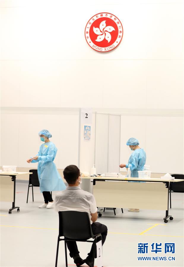 （圖文互動）（2）特寫：新冠病毒普檢首日，香港市民踴躍參與