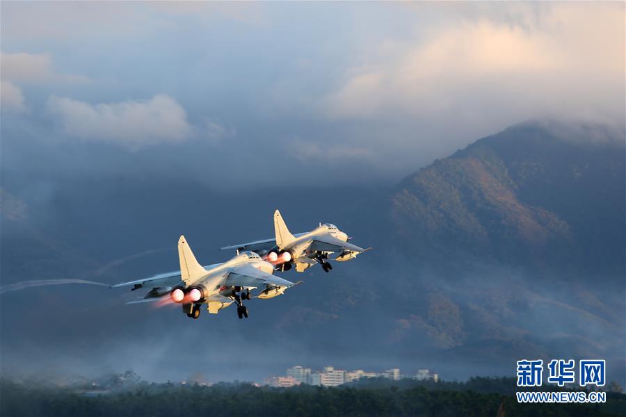 （新華全媒頭條·圖文互動(dòng)）（2）沿著中國(guó)特色強(qiáng)軍之路闊步前進(jìn)——黨中央、中央軍委領(lǐng)導(dǎo)推進(jìn)國(guó)防和軍隊(duì)建設(shè)70年紀(jì)實(shí)