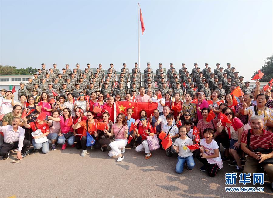（圖文互動）（4）“我和我的祖國，一刻也不能分割”——解放軍駐香港部隊與市民共同慶祝國慶70周年見聞