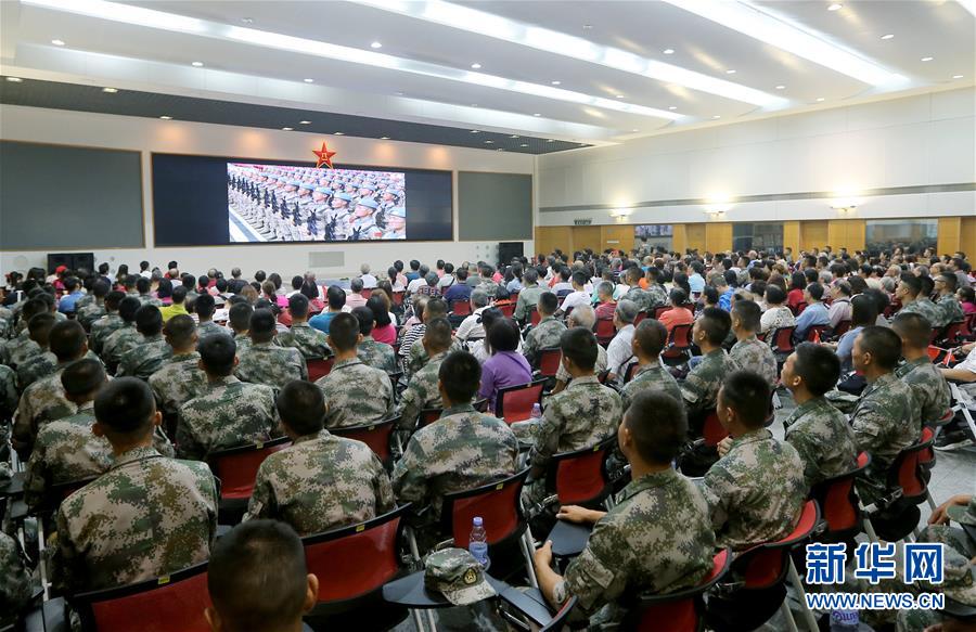 （圖文互動）（3）“我和我的祖國，一刻也不能分割”——解放軍駐香港部隊與市民共同慶祝國慶70周年見聞
