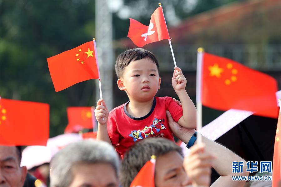 （圖文互動）（2）“我和我的祖國，一刻也不能分割”——解放軍駐香港部隊與市民共同慶祝國慶70周年見聞