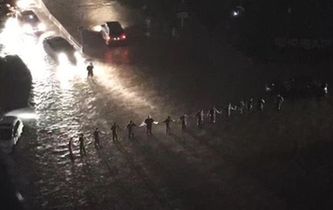 暴雨中的“最美人墻”找到了！