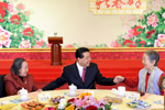 全國政協(xié)邀請已故黨外全國政協(xié)委員、知名人士夫人聯(lián)誼迎春 賈慶林出席