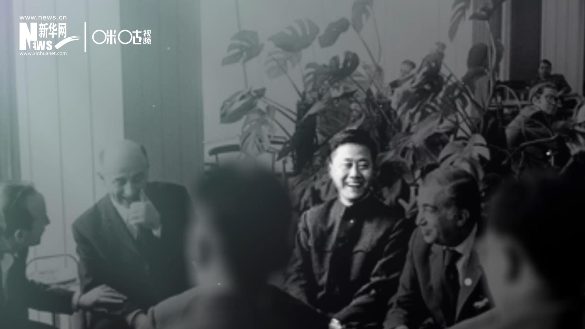 照片里的這個人是高梁，原新華社國際部記者。原本作為代表團(tuán)隨行記者的他接到通知，由他帶領(lǐng)一支先遣小組先行去紐約。
