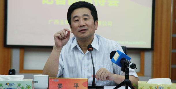 玉柴集團(tuán)公司董事局主席晏平——大家可能不一定認(rèn)識(shí)我，但是大家一定坐過裝配玉柴發(fā)動(dòng)機(jī)的客車、公交車，因?yàn)橛癫癜l(fā)動(dòng)機(jī)裝配在全國(guó)超過60%的客車、公交車上。玉柴發(fā)動(dòng)機(jī)能夠陪伴大家上班、回家、逛街，我很自豪。我們將繼續(xù)制造更多更好的綠色產(chǎn)品，造福社會(huì)和百姓。