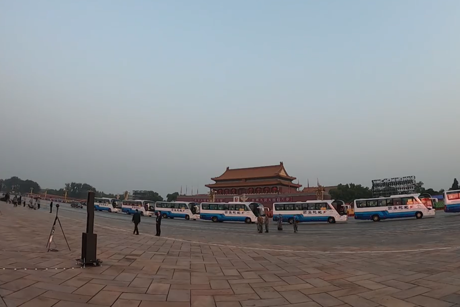 10月1日清晨的天安門城樓和長安街，燈火通明，正在準(zhǔn)備慶祝大會(huì)的工作人員雖然緊張忙碌，但仍顯得井然有序