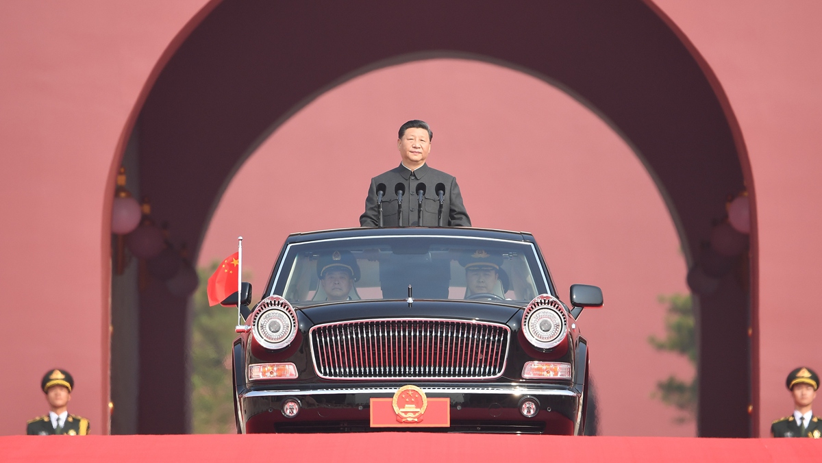 習(xí)近平乘坐檢閱車，經(jīng)過金水橋，駛上長安街