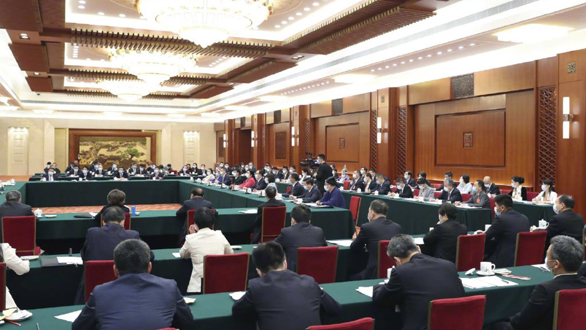 出席十三屆全國人大三次會(huì)議的代表團(tuán)分組審議政府工作報(bào)告，來看審議現(xiàn)場(chǎng)