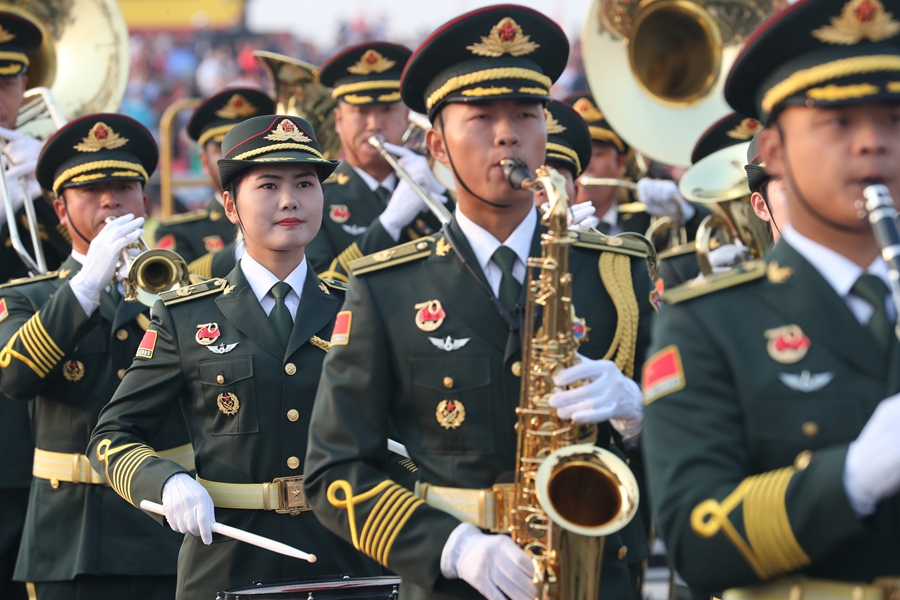 解放軍聯(lián)合軍樂團(tuán)在廣場就位后進(jìn)行準(zhǔn)備工作和試奏。據(jù)了解，解放軍聯(lián)合軍樂團(tuán)此次演奏是從開國大典至今歷次閱兵以來演奏曲目最多的一次，不少曲目是為此次閱兵量身打造的全新作品，此次也是歷次女演奏員最多的一次。