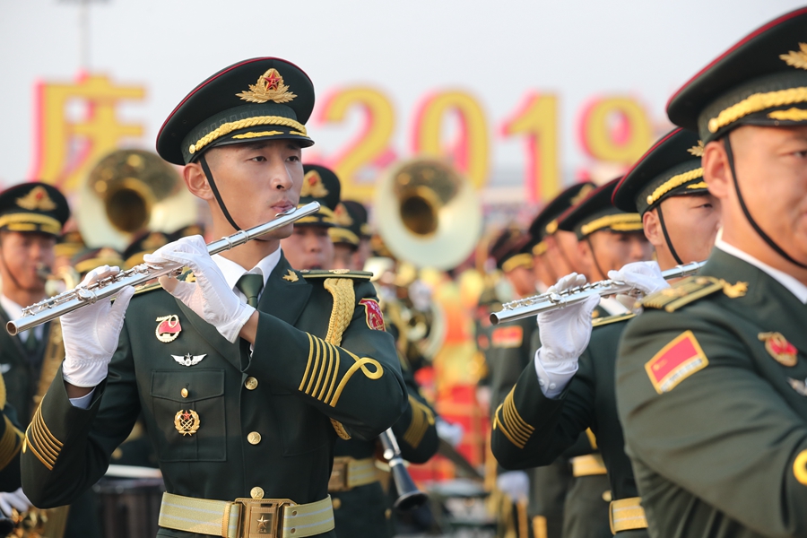 解放軍聯(lián)合軍樂團(tuán)在廣場就位后進(jìn)行準(zhǔn)備工作和試奏。據(jù)了解，解放軍聯(lián)合軍樂團(tuán)此次演奏是從開國大典至今歷次閱兵以來演奏曲目最多的一次，不少曲目是為此次閱兵量身打造的全新作品，此次也是歷次女演奏員最多的一次。