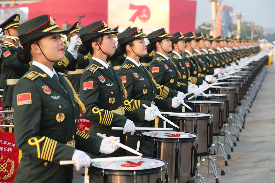 解放軍聯(lián)合軍樂團(tuán)在廣場就位后進(jìn)行準(zhǔn)備工作和試奏。據(jù)了解，解放軍聯(lián)合軍樂團(tuán)此次演奏是從開國大典至今歷次閱兵以來演奏曲目最多的一次，不少曲目是為此次閱兵量身打造的全新作品，此次也是歷次女演奏員最多的一次。