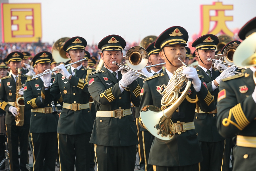 解放軍聯(lián)合軍樂團(tuán)在廣場就位后進(jìn)行準(zhǔn)備工作和試奏。據(jù)了解，解放軍聯(lián)合軍樂團(tuán)此次演奏是從開國大典至今歷次閱兵以來演奏曲目最多的一次，不少曲目是為此次閱兵量身打造的全新作品，此次也是歷次女演奏員最多的一次。