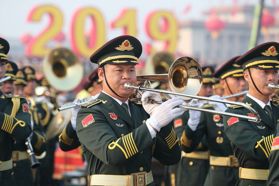 解放軍聯(lián)合軍樂團(tuán)在廣場就位后進(jìn)行準(zhǔn)備工作和試奏。據(jù)了解，解放軍聯(lián)合軍樂團(tuán)此次演奏是從開國大典至今歷次閱兵以來演奏曲目最多的一次，不少曲目是為此次閱兵量身打造的全新作品，此次也是歷次女演奏員最多的一次。