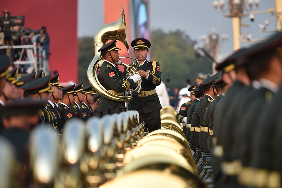 解放軍聯(lián)合軍樂團(tuán)在廣場就位后進(jìn)行準(zhǔn)備工作和試奏。據(jù)了解，解放軍聯(lián)合軍樂團(tuán)此次演奏是從開國大典至今歷次閱兵以來演奏曲目最多的一次，不少曲目是為此次閱兵量身打造的全新作品，此次也是歷次女演奏員最多的一次。