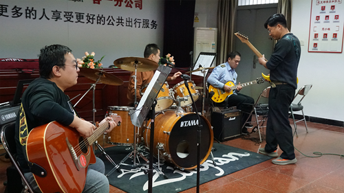 追夢(mèng)中國(guó)人|侯孝輝：左手方向盤，右手麥克風(fēng)