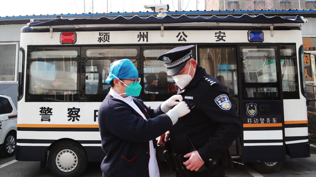 警察魏云龍：咫尺之間，各自奮戰(zhàn)