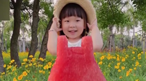 把夏天穿身上！寶媽給3歲女兒拍創(chuàng)意果蔬照