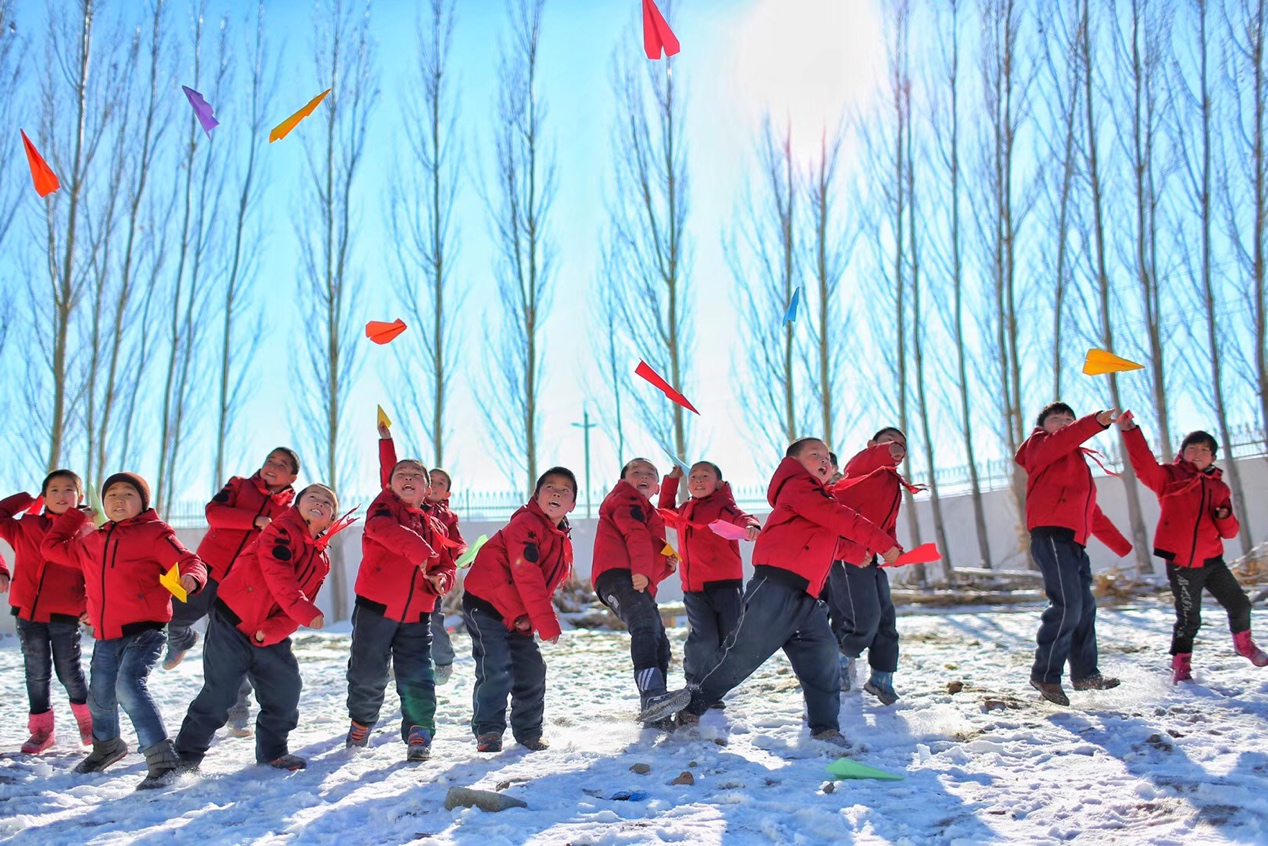 2017年11月15日， “多一克溫暖”公益行動走進北疆地區(qū)，實現(xiàn)了從物質(zhì)捐贈到“物質(zhì)+精神”溫暖的升級。 “體操冠軍”楊威、好妹妹樂隊等傾情加盟，不僅為孩子們帶來加厚羽絨服和御寒物資，還準(zhǔn)備了溫暖的課堂。