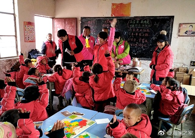 2018年，由海瀾之家攜手網(wǎng)易新聞打造的“多一課溫暖”課程平臺讓一間間溫暖的課堂走向深山與邊陲。帶著貼合孩子教育需求的線上內(nèi)容和教師、各領(lǐng)域KOL及愛心人士組成的愛心團隊，海瀾之家用實際行動為孩子的教育加溫，踐行“多一克溫暖”。