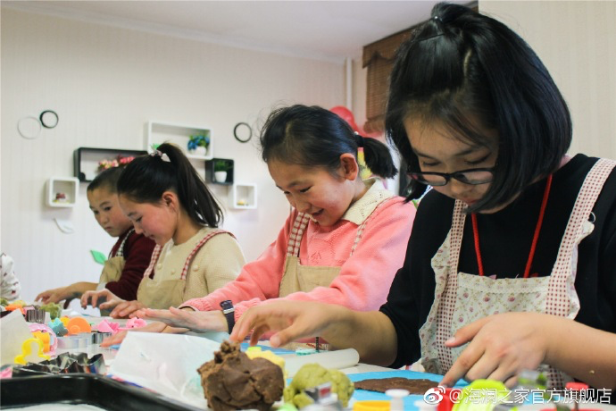 在北京，孩子們上了一節(jié)別開生面的廚藝課——手工DIY餅干。孩子們腦洞大開親自上手，從制作到出爐不僅留下了噴香的餅干，還留下了珍貴的回憶。親手做的餅干孩子們舍不得獨享，成為了回程路上最重要的“伴手禮”