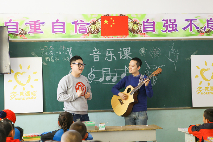 “多一克溫暖”公益活動的老朋友好妹妹樂隊，為孩子們帶來了音樂和繪畫課，用音符溫暖孩子們的心靈，用畫筆繪出更繽紛的世界。不斷匯聚的愛心，讓寒冷的北疆進入到更多人的視野當(dāng)中，也讓孩子們臉上的笑容更燦爛。