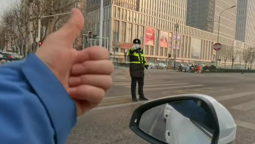 石家莊路人和交警的這個“暗號”，真暖！