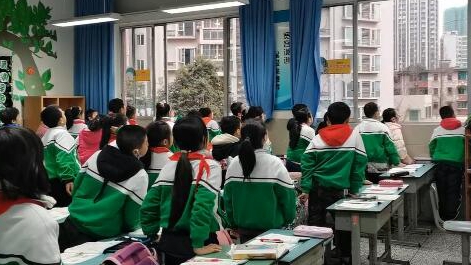 課上到一半，同學(xué)們卻把頭望向了外面！校長說：點(diǎn)贊！