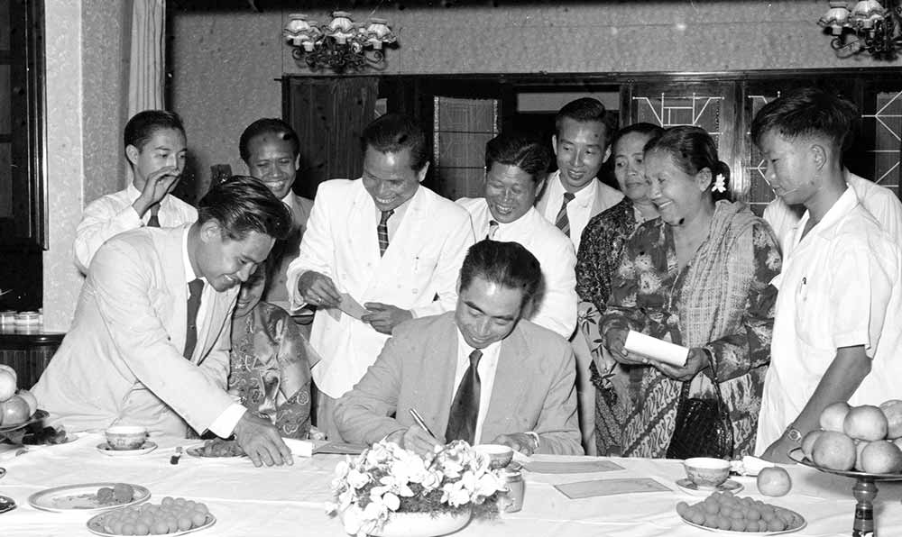 1955年4月25日，為迎接亞非會議而組織的萬隆人民委員會的代表請周恩來總理簽名留念。
