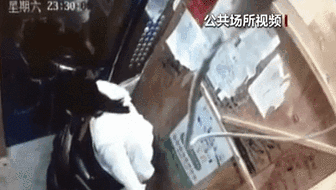 電梯內(nèi)突發(fā)自燃 電動車進樓怎么禁？ 發(fā)現(xiàn)電瓶車有起火苗頭應(yīng)立刻撤離