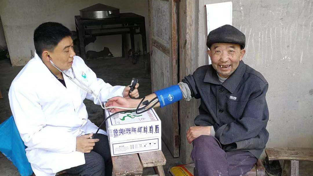 追夢中國人｜鄉(xiāng)村醫(yī)生譚明章：父子兩代堅守，致力鄉(xiāng)村醫(yī)療