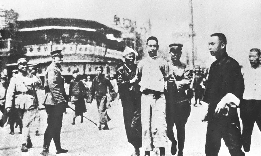 1927年4月12日 “四?一二”反革命政變，國民黨反動派捕殺大批共產(chǎn)黨員和工人、學(xué)生、群眾