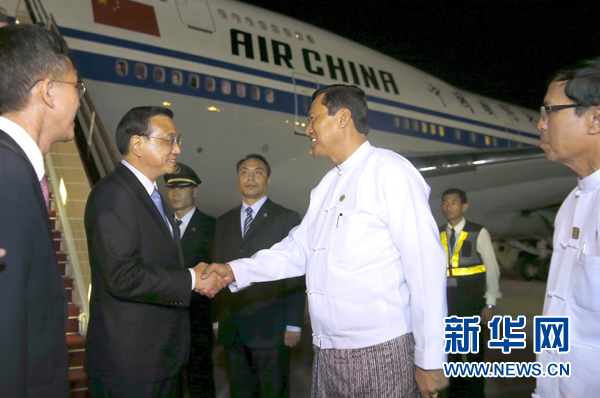 這是李克強(qiáng)在機(jī)場(chǎng)受到緬甸政府高級(jí)官員熱情迎接。新華社記者鞠鵬攝