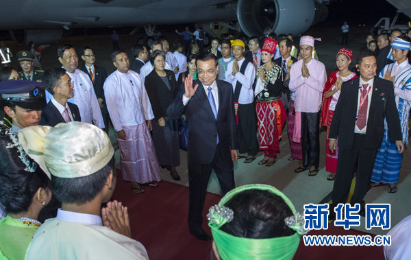 11月12日，中國(guó)國(guó)務(wù)院總理李克強(qiáng)抵達(dá)內(nèi)比都，出席東亞合作領(lǐng)導(dǎo)人系列會(huì)議并對(duì)緬甸進(jìn)行正式訪問(wèn)。 新華社記者王曄攝