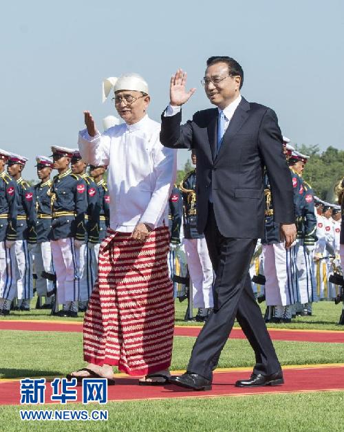 11月14日，中國國務(wù)院總理李克強(qiáng)在內(nèi)比都同緬甸總統(tǒng)吳登盛舉行會(huì)談。這是會(huì)談前，吳登盛在緬甸總統(tǒng)府前廣場為李克強(qiáng)舉行隆重的歡迎儀式。新華社記者 王曄 攝