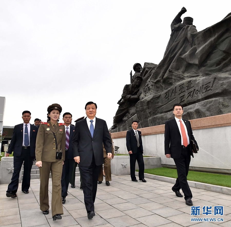 10月10日，正在朝鮮訪問的中共中央政治局常委、中央書記處書記劉云山在平壤參觀朝鮮祖國解放戰(zhàn)爭勝利紀(jì)念館。 新華社記者 李濤 攝