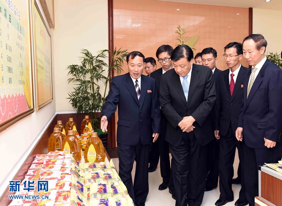 10月11日，中共中央政治局常委、中央書記處書記劉云山參觀考察平壤玉米加工廠。 新華社記者 饒愛民 攝