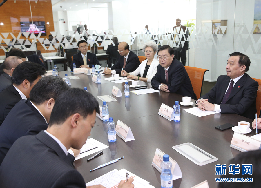 這是3月25日，張德江在肯尼亞首都內(nèi)羅畢考察中央電視臺(tái)非洲分臺(tái)并接見中央媒體駐非洲機(jī)構(gòu)負(fù)責(zé)人。 新華社記者馬占成攝